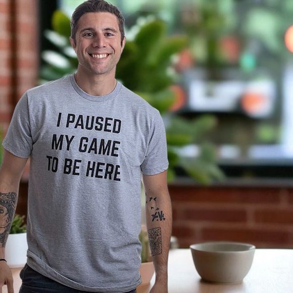 Ann Arbor T-shirt Co. I Paused My Game to Be Here Video Game Joke Phrase T-Shirt - Picture 3 of 16